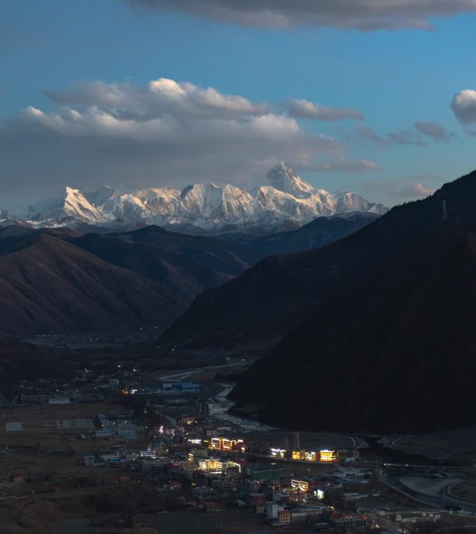 贡嘎雪山下的新都桥