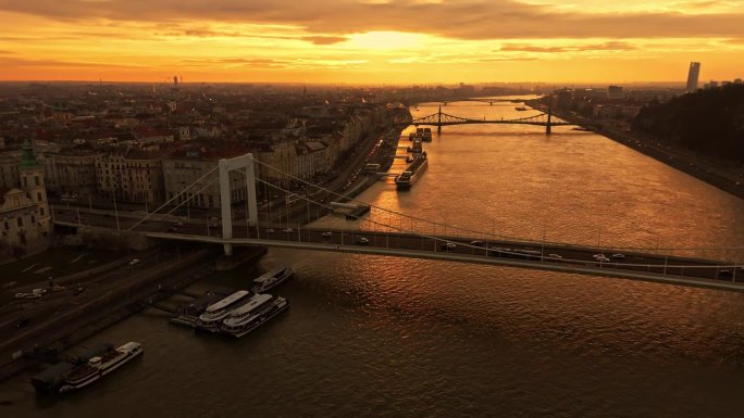 无人机拍摄的港口在日落期间在布达佩斯伊丽莎白大桥，匈牙利