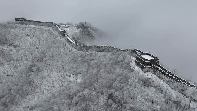 航拍慕田峪长城雪景