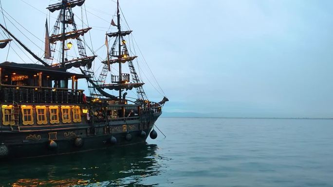黑暗的老海盗船，桅杆上挂着饱经风霜的帆，在波涛汹涌的大海和乌云密布的天空中航行。史诗般的冒险和寻宝故