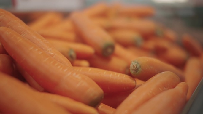 超市里的胡萝卜。