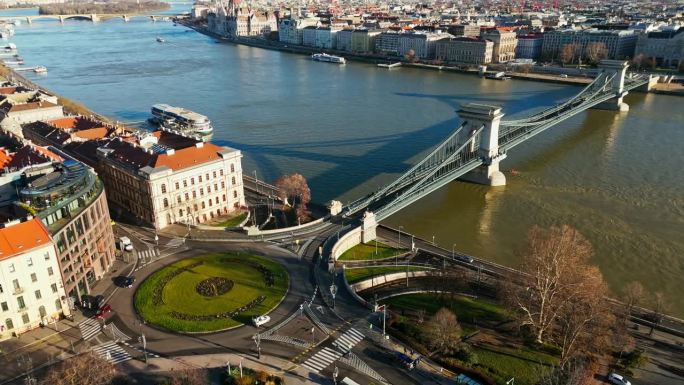 在阳光明媚的日子里，匈牙利布达佩斯的城市景观中，多瑙河上的szenjochenyi链桥的空中无人机镜