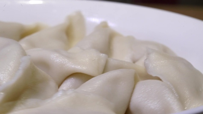 开锅煮水饺 水饺馅料特写