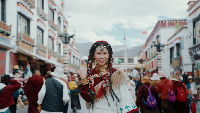 西藏藏民女孩转经筒少数民族