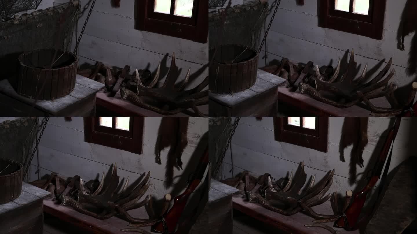 森林管理员家里的狩猎战利品:鹿角。猎人的传统住宅。