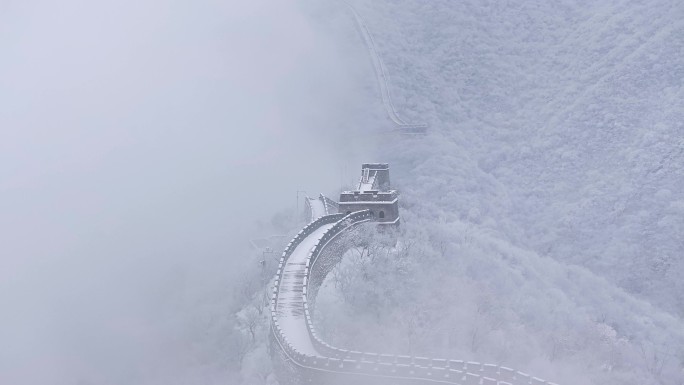 航拍慕田峪长城雪景