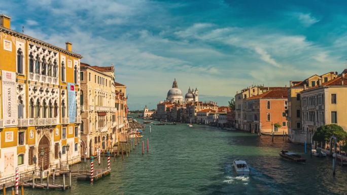 意大利，阳光明媚的时候，拥挤的大运河、大运河和客船可以在威尼斯城看到圣玛丽亚德拉致敬