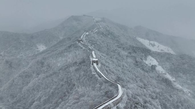 航拍慕田峪长城雪景