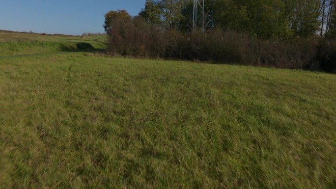 两个全新的5G蜂窝塔在法国乡村，空中摄影车倾斜显示