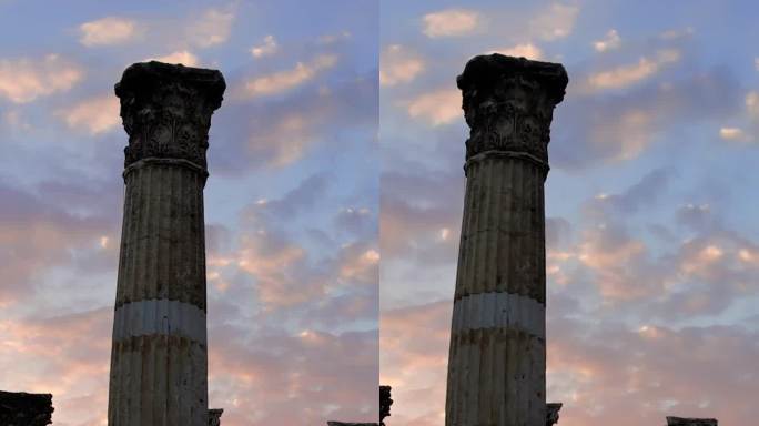 土耳其梅尔辛的庞培里奥波利斯，夕阳西下，柱影拉长。一个古老的柱子屹立着，一个永恒的哨兵。每根柱子都讲