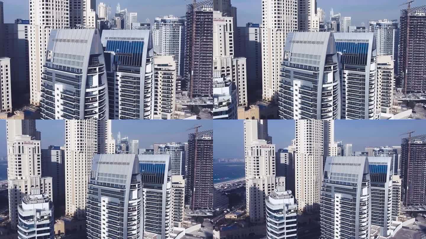 2016年12月3日，阿联酋迪拜:从无人机上鸟瞰迪拜码头的摩天大楼和河流