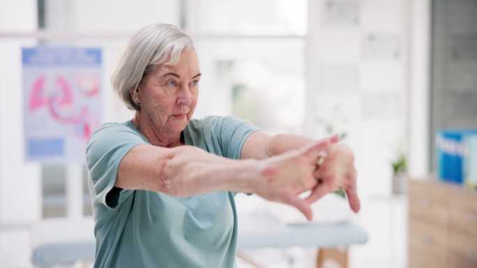 老年妇女，伸展和物理治疗与老年护理，健康和身体保健在脊椎指压诊所。理疗，保健和康复健身和帮助关节炎和