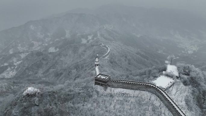 航拍慕田峪长城雪景