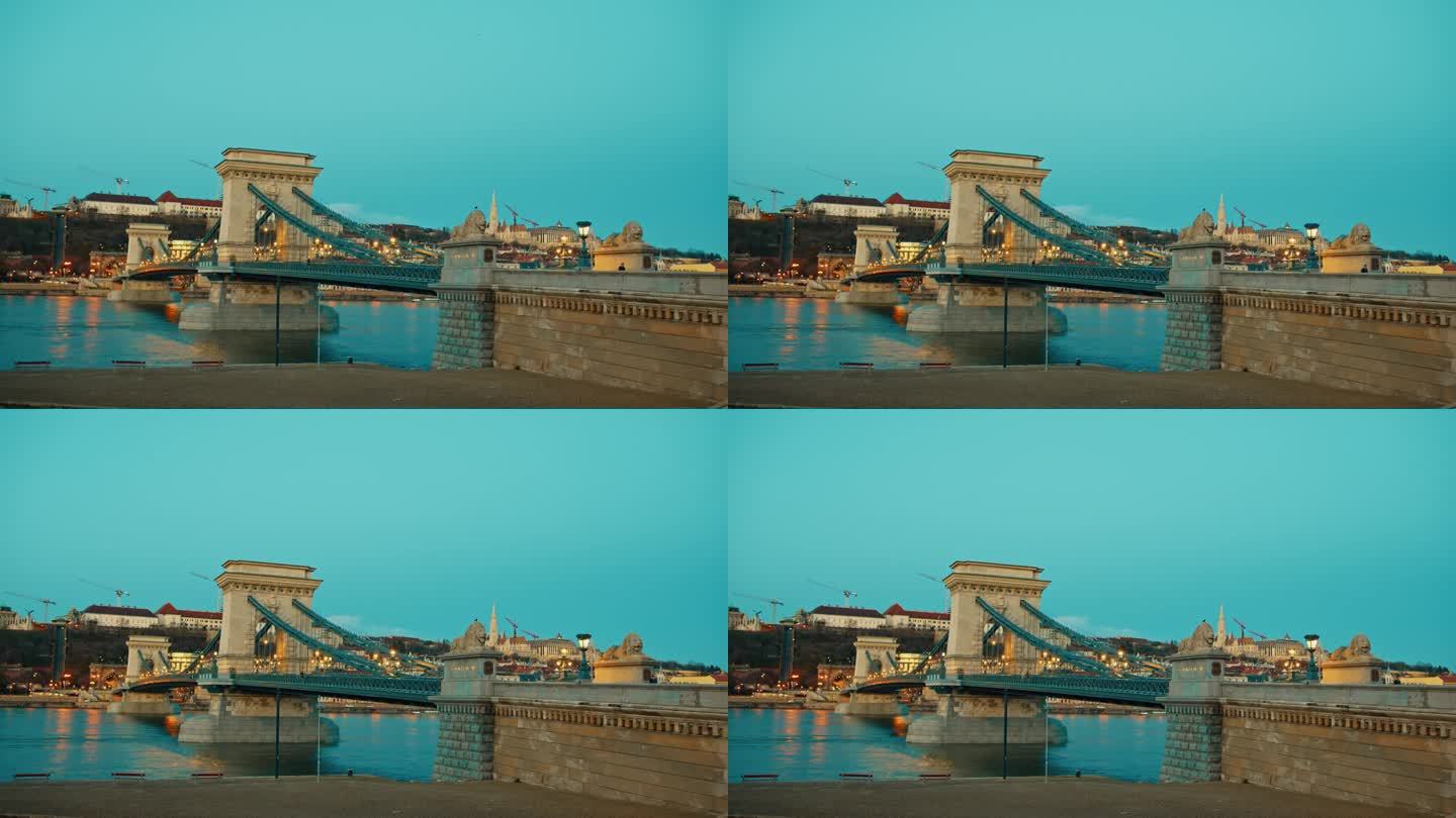 手持拍摄的sz<s:1> chenyi链桥在黄昏清澈的蓝天在布达佩斯，匈牙利