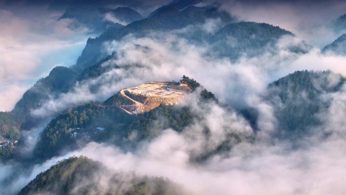 云海漫山间