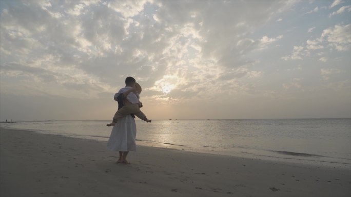 小孩奔跑拥抱妈妈欢乐童年幸福时光沙滩奔跑