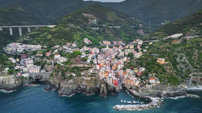 鸟瞰Riomaggiore村，这是意大利利古里亚拉斯佩齐亚省五渔村的五个村庄之一