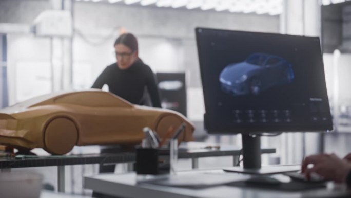 汽车设计师在台式电脑上使用3D CAD软件进行原型车设计。数字艺术家在工作室创造概念车。建模者工作在