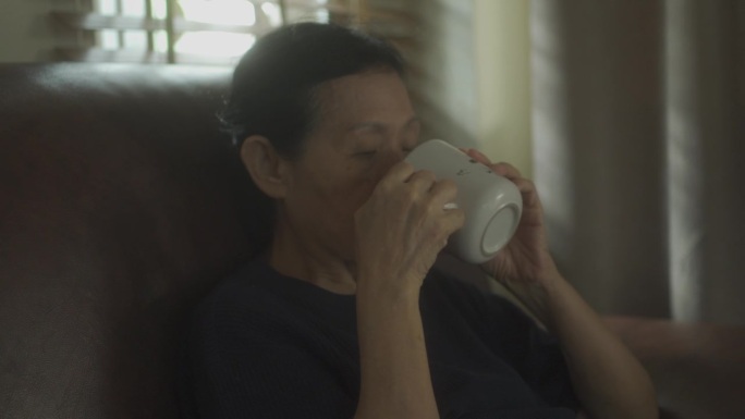 一个亚洲老年妇女的早晨生活。