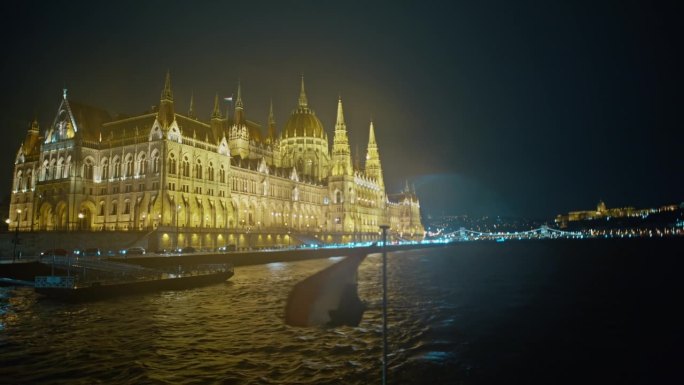 匈牙利，布达佩斯，多瑙河畔，从船的角度看照亮的匈牙利议会大厦，夜空清澈