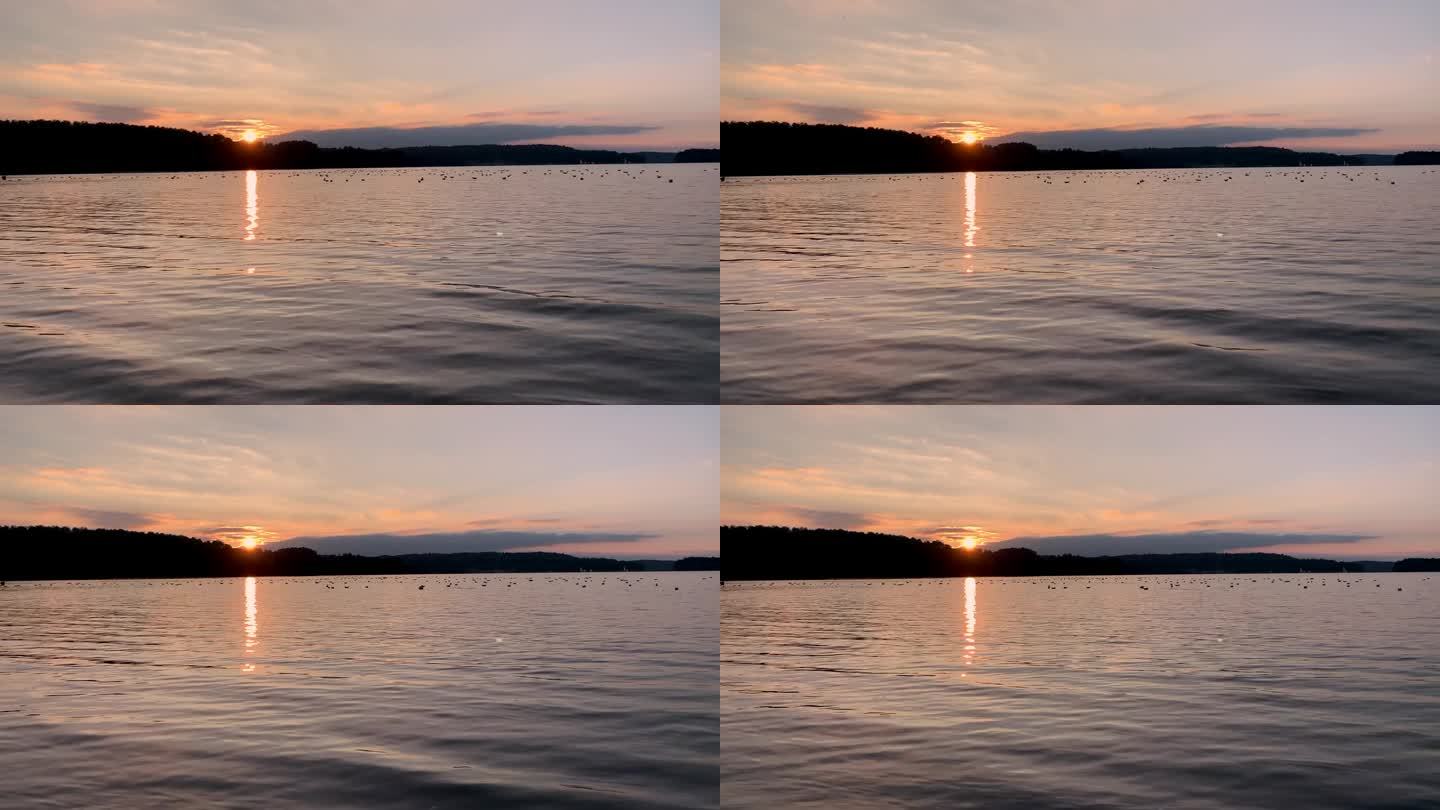 美丽的夕阳映在湖面上