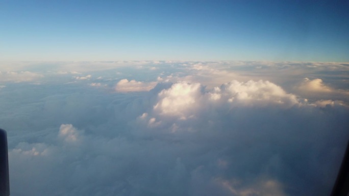 飞机的窗口俯拍鸟瞰出行方式商务旅行