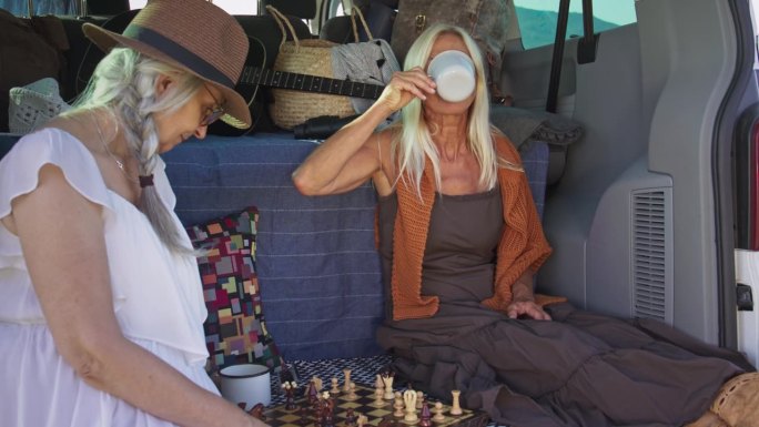 高级女性朋友一边休息一边喝茶下棋，旅行度假。