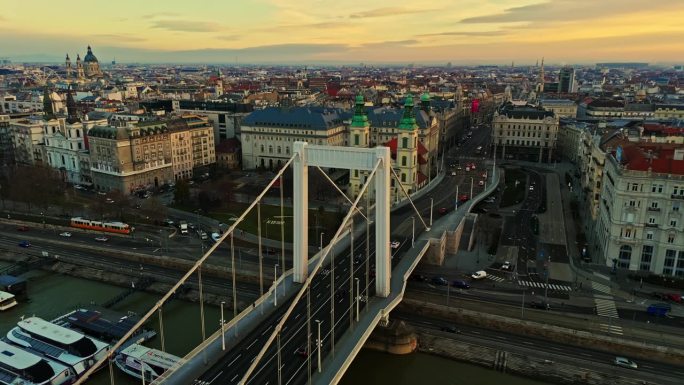 多瑙河上伊丽莎白桥的无人机镜头，由教区教堂和匈牙利布达佩斯拥挤的城市景观拍摄