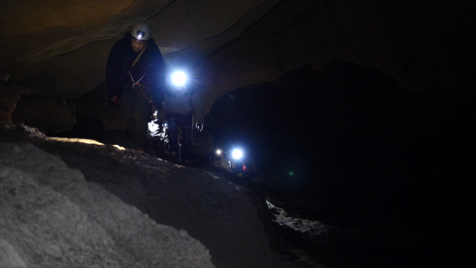 洞穴探险 一群人徒步进入原始森林岩洞