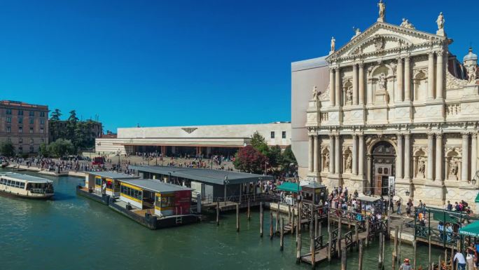 意大利，阳光明媚的时候，拥挤的游客在威尼斯火车站(Stazione di Venezia Santa