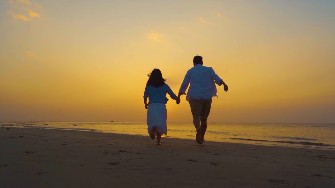 浪漫爱情情侣手牵手沙滩奔跑浪漫爱情情人节