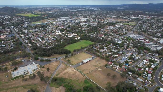 澳大利亚昆士兰州洛根市洛根霍姆郊区的公园和村庄。空中拍摄