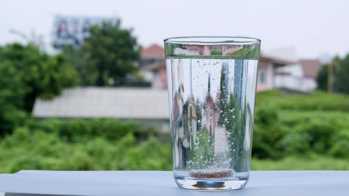 把一片抗酸药滴到一杯水中，水就会爆裂成小气泡。