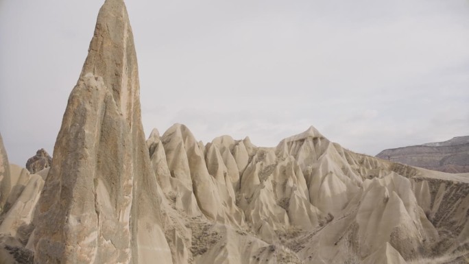 美丽的风景在沙山上。行动。美丽的峡谷，有沙山和岩石。由白石和沙坡构成的山柱。