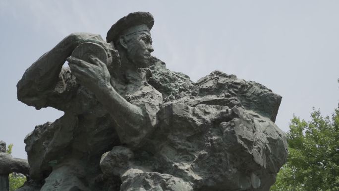 武汉江夏中山舰旅游风景区里的抗日英雄雕塑