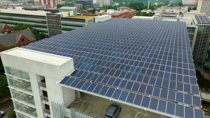 太阳能电池板安装在停车场的遮阳屋顶上，以有效地产生清洁电力。光伏技术融入城市基础设施
