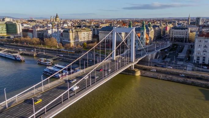 空中无人机超延时镜头伊丽莎白桥和布达佩斯城市景观在晴朗的一天在匈牙利