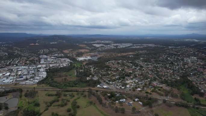澳大利亚昆士兰州洛根市洛根霍姆郊区多云的天空。航拍侧拍