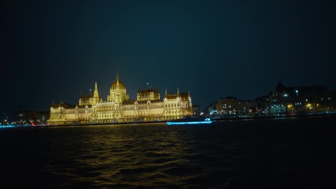 匈牙利，布达佩斯，多瑙河畔，从船的角度看照亮的匈牙利议会大厦，夜空清澈