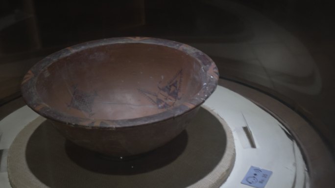 西安半坡博物馆文物石器陶器12人面网纹盆