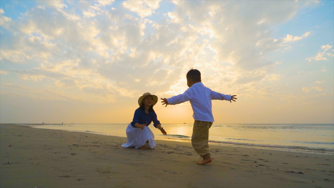 小孩奔跑拥抱妈妈欢乐童年幸福时光沙滩奔跑