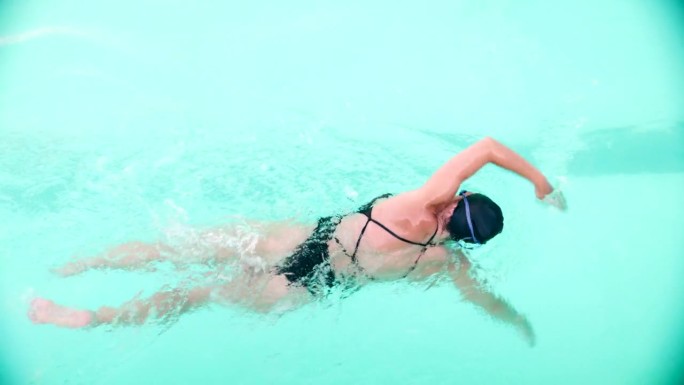 划水时的力量:肌肉发达的女子仰视自由泳