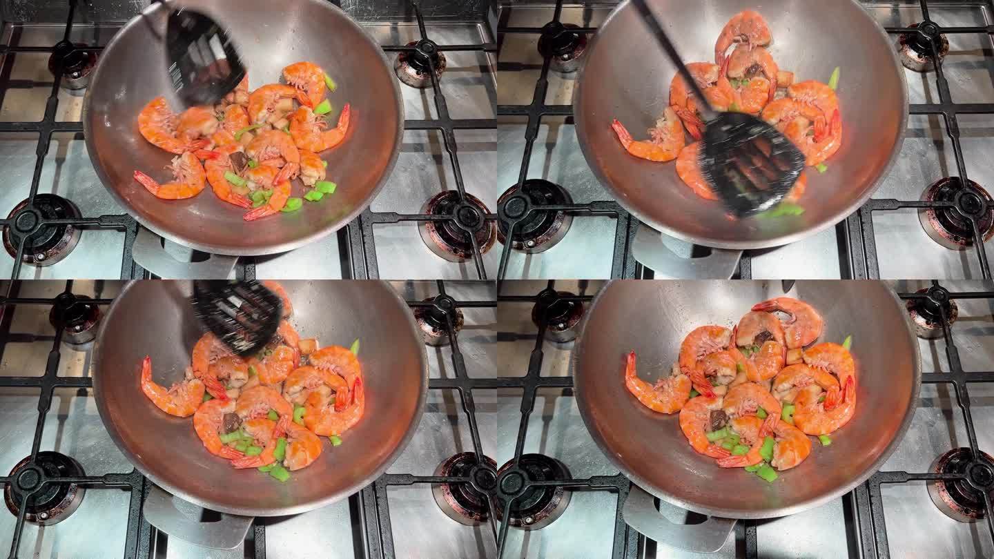用大煎锅煮大虾，放入青椒和香菇，蒸熟