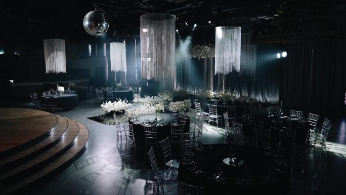 用广角镜头拍摄宽敞的宴会厅。美丽的室内装饰