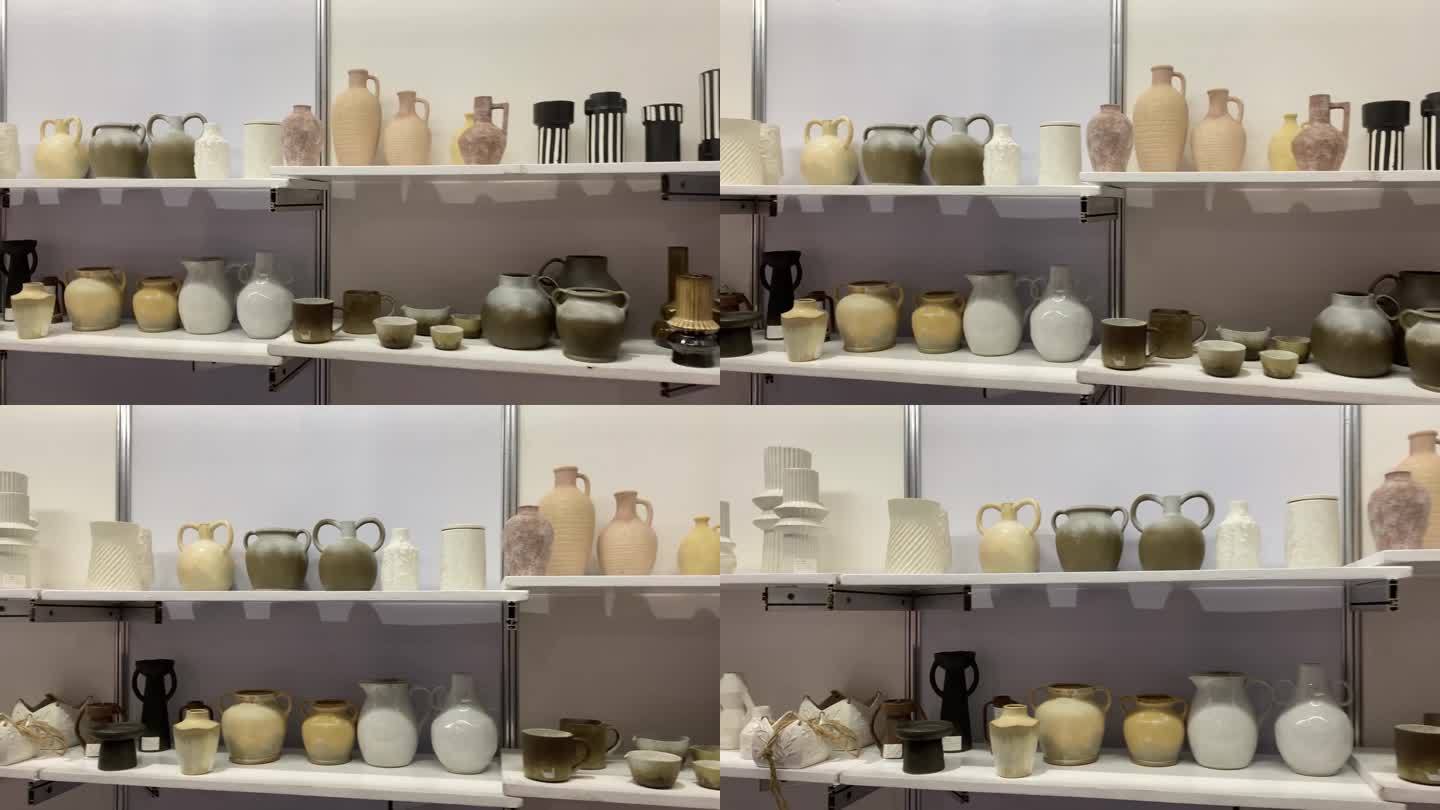 店里陈列的各种中国陶器。