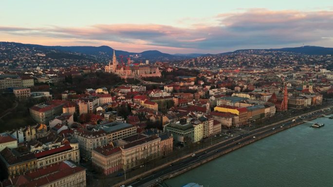 空中无人机拍摄的历史建筑在多瑙河拥挤的城市景观对多云的天空在日落期间在匈牙利布达佩斯