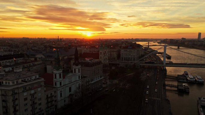 空中无人机拍摄的多瑙河上的伊丽莎白桥在日落时的城市景观，匈牙利布达佩斯