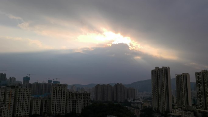 【4k】城市日落霞光乌云后射出的霞光阳光