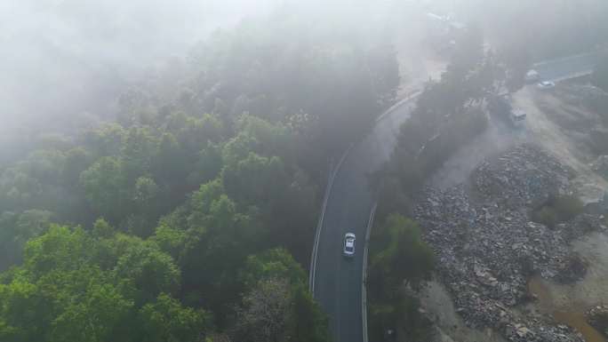 汽车在山路上行驶