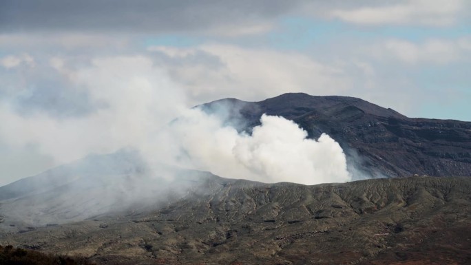 阿苏山，活火山自然现象地质灾害浓烟滚滚